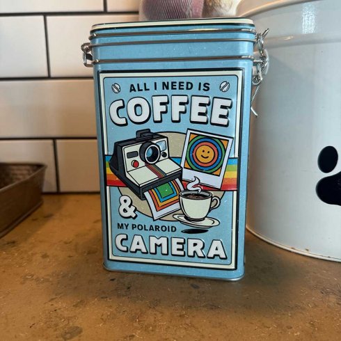 Blikkbeholder «All I need is coffee» med trykknapp