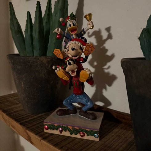 Disney-figurene Kalle og Langben pynter juletreet