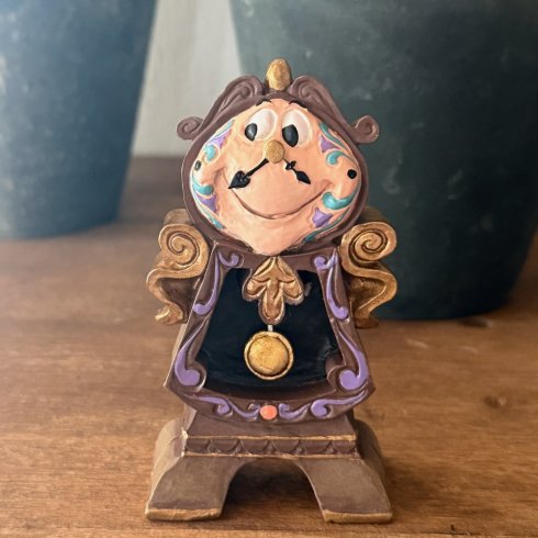Disney-figuren Cogsworth holder vakt