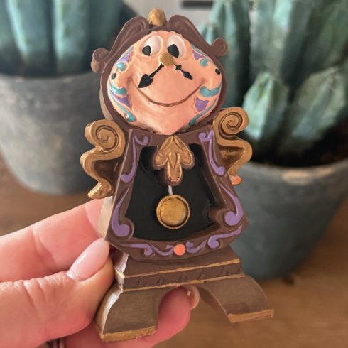 Disney-figuren Cogsworth holder vakt