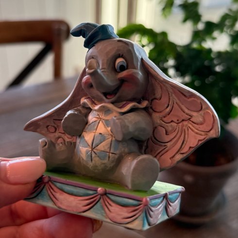 Disney-figur av en sittende Dumbo