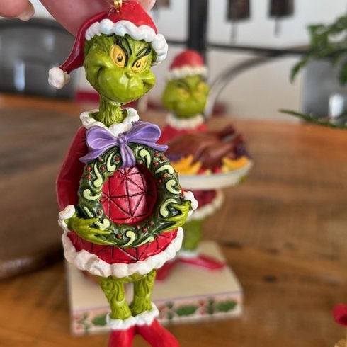 Grinchen med julekrans og julepynt – Jim Shore
