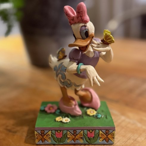 Disney-figur: Kajsa Anka og sommerfugler