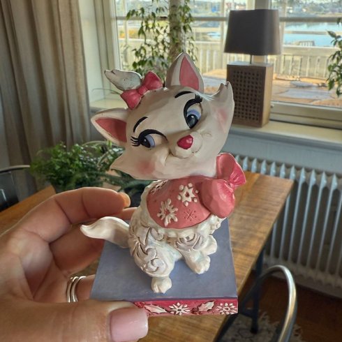 Disney-figuren Marie i en karakteristisk positur