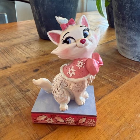 Disney-figuren Marie i en karakteristisk positur