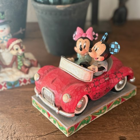 Disney-figurene Musse og Mimmi kjører bil