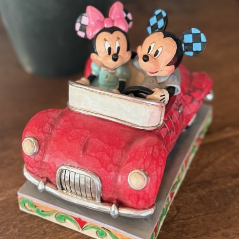 Disney-figurene Musse og Mimmi kjører bil