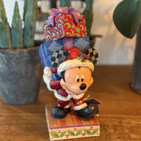 Disney-figuren Musse bærer på julegaver