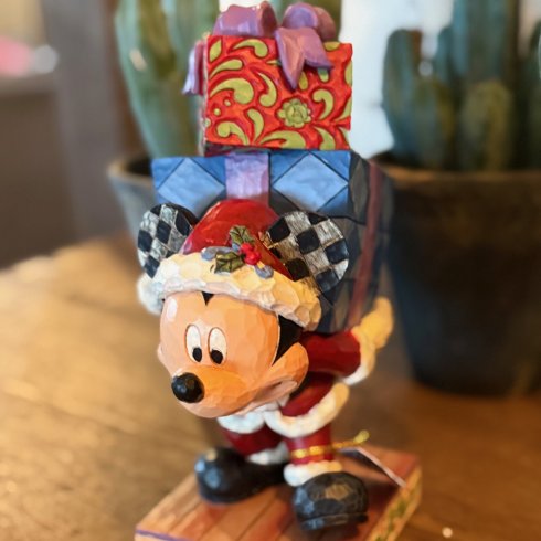 Disney-figuren Musse bærer på julegaver