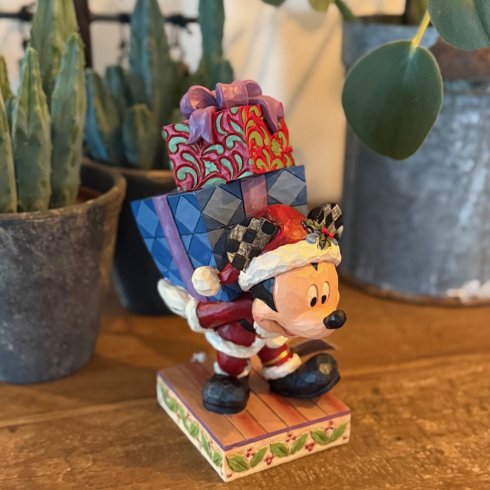 Disney-figuren Musse bærer på julegaver