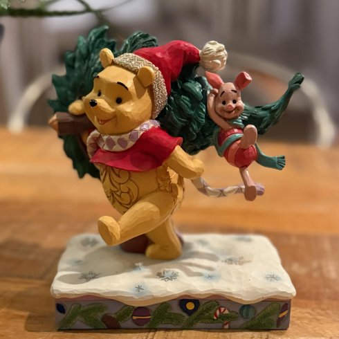 Disney-figur: Winnie the Pooh og Piglet med juletre