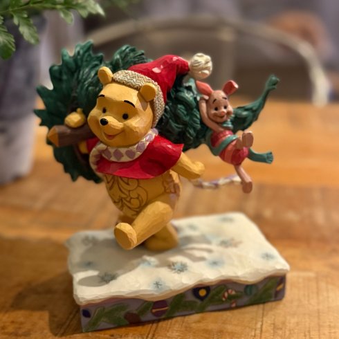 Disney-figur: Winnie the Pooh og Piglet med juletre