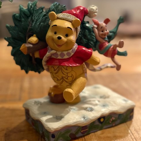 Disney-figur: Winnie the Pooh og Piglet med juletre