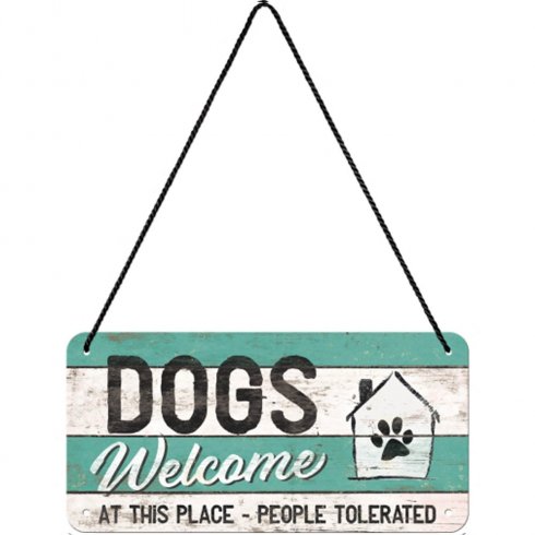Plateskilt med «Dogs Welcome»-anheng