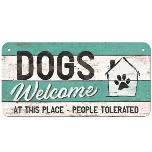 Plateskilt med «Dogs Welcome»-anheng