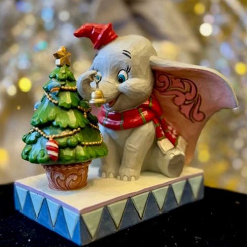 Disney-figuren Dumbo pynter juletreet