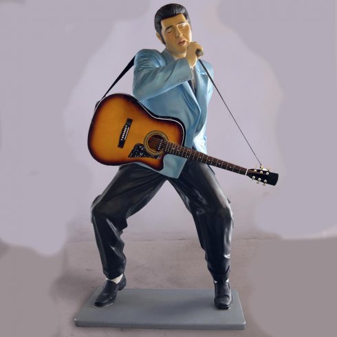 Elvis Presley-statue med mikrofon og gitar