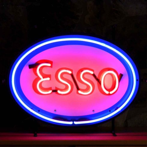 Esso-neonskilt med bakgrunn
