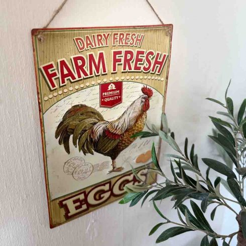 Metallskilt «Farm Fresh EGGS» med oppheng, 28 x 40 cm