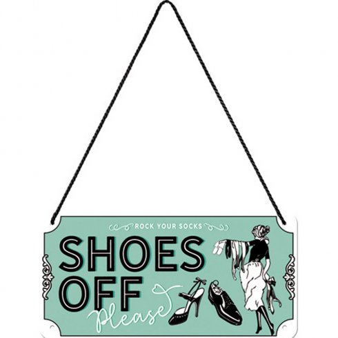 Metallskilt med henger: «Shoes off»