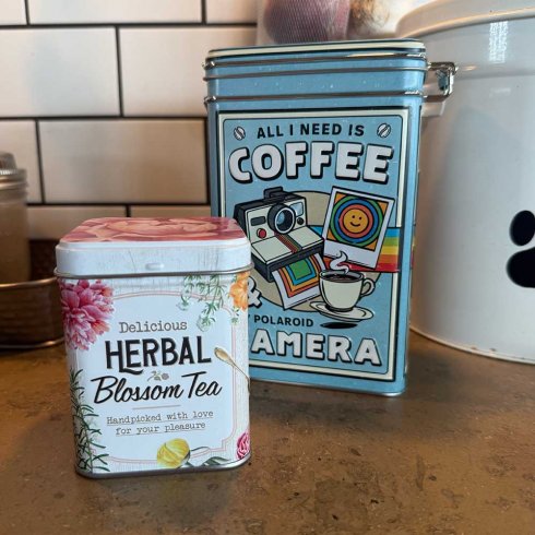 Blikkbeholder «All I need is coffee» med trykknapp