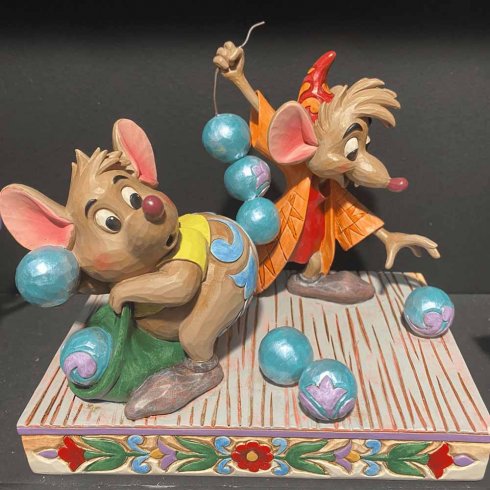 Disney-figurene Jack og Gus rydder opp