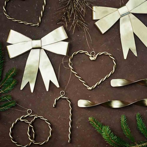 Dekorativt hengende kringle i messing
