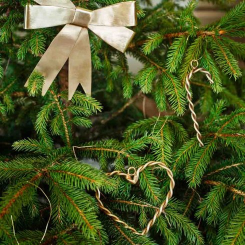 Dekorativt hengende kringle i messing