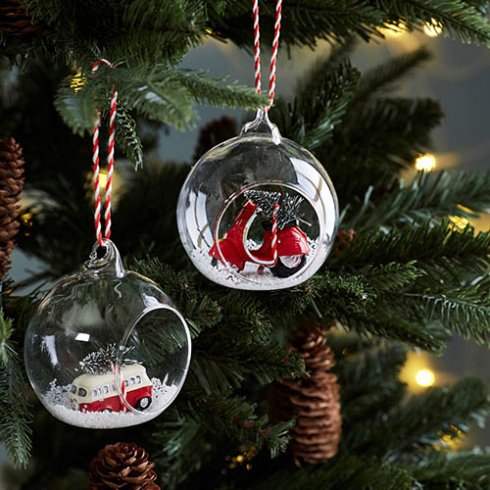 Julekugle i glass med van og juletre