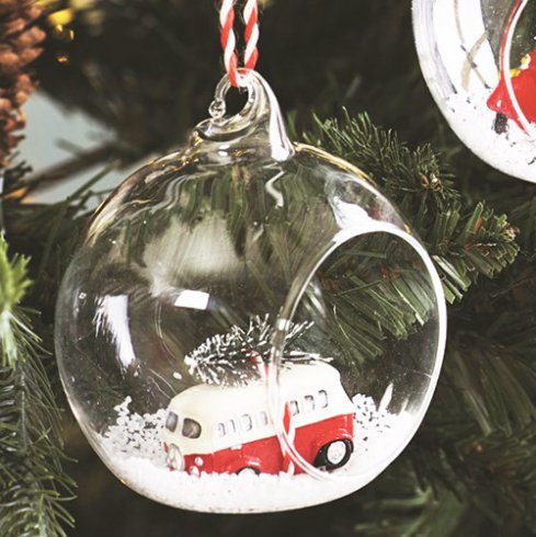 Julekugle i glass med van og juletre