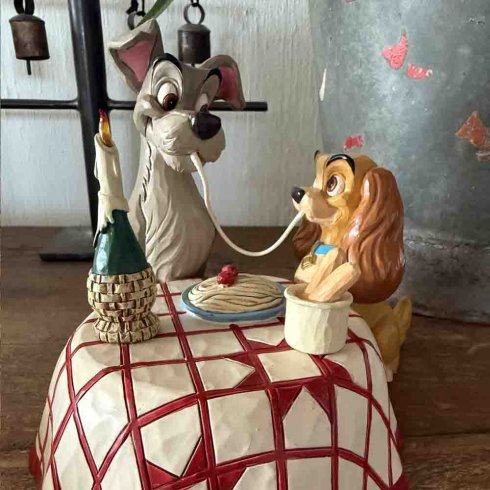 Disney-figuren Lady og Lufsen spiser spaghetti