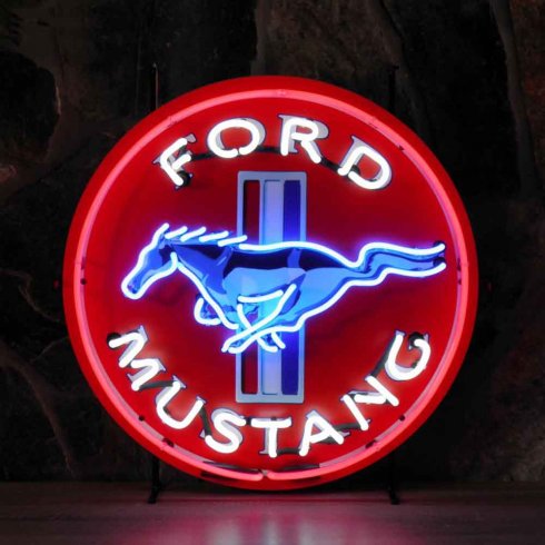 Neonskilt med «Ford Mustang» og bakgrunn