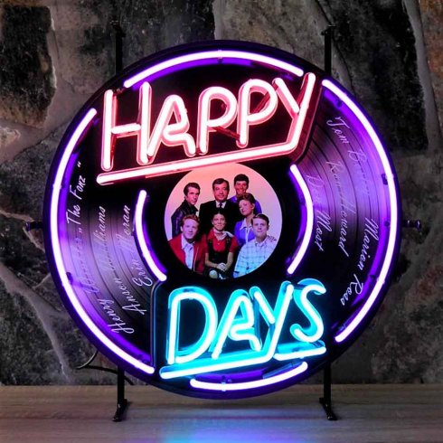 Neonskilt med teksten «Happy Days» og bakgrunn