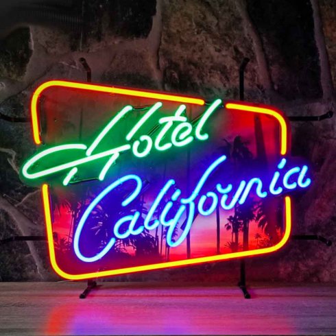 Neonskiltet «Hotel California» med bakgrunn