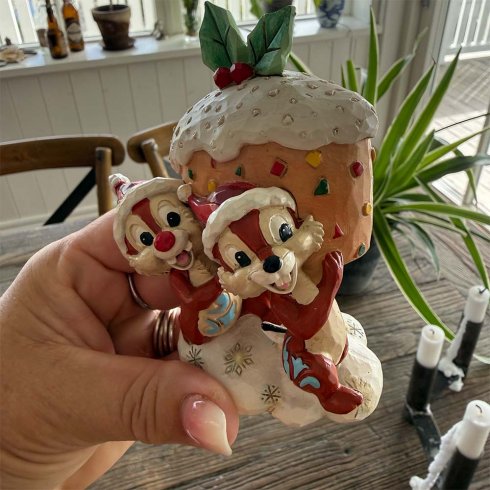 Disney-figuren Piff & Puff bærer en fruktkake