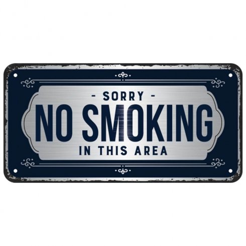 Metallskilt med hengende «sorry, no smoking»