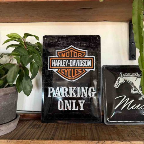 Harley Davidson-skilt i metall: «Parking only», 20 x 30 cm