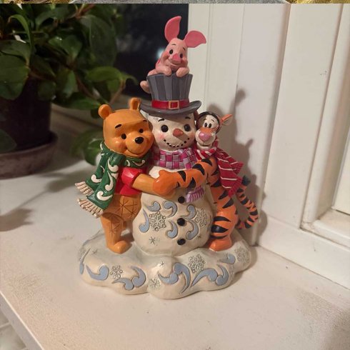 Disney-figur: Winnie the Pooh og vennene lager en snømann