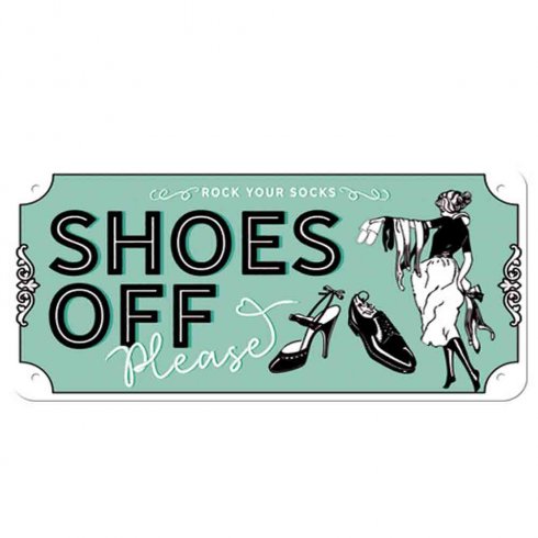 Metallskilt med henger: «Shoes off»