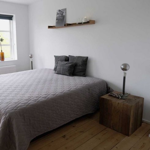 Sidebord i tre «Kub» med hjul, 45 x 45 cm, Trademark Living
