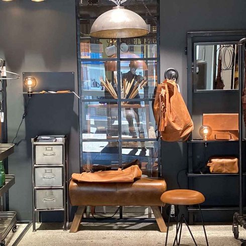 Lang sittpall med brunt skinn og treben