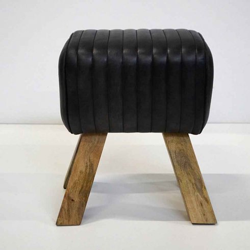 Sittepall med vattert svart skinn og treben