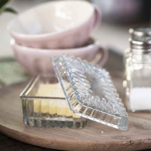 Liten smørboks i mønstret glass