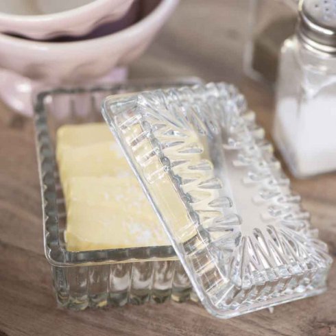 Liten smørboks i mønstret glass