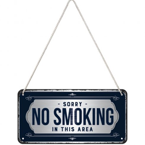 Metallskilt med hengende «sorry, no smoking»