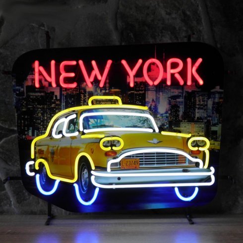 Neonskilt med «New York Taxi» og bakgrunn
