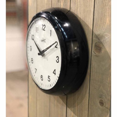 Veggklokke fra Urfabriken, Ø 24 cm, svart